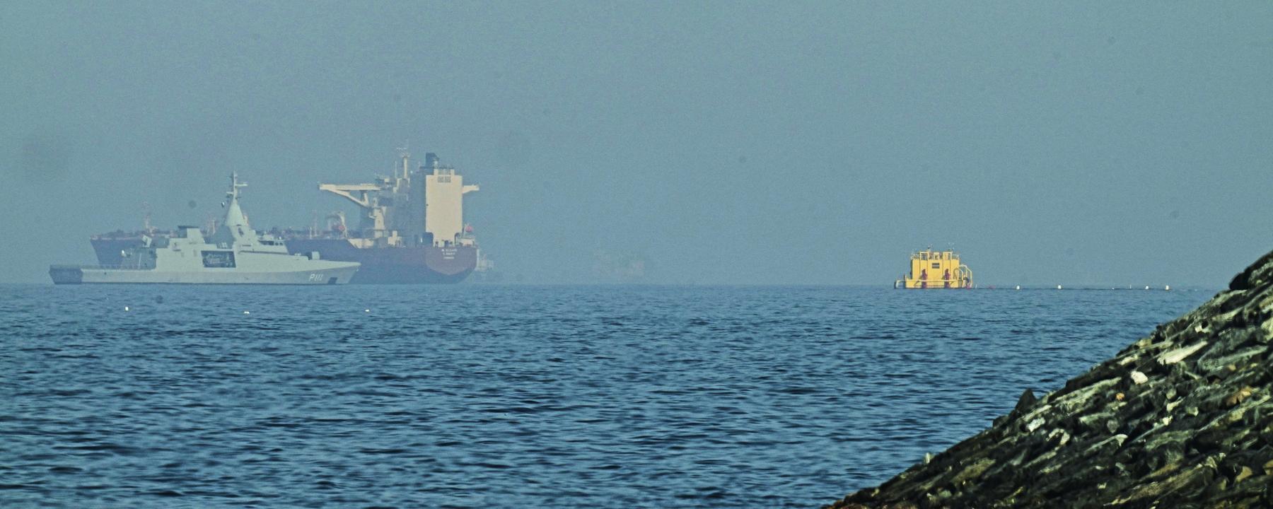 Vereinigte Arabische Emirate, Chaur Fakkan: Ein emiratisches Patrouillenboot (l) in der Nähe eines Tankers, der im Golf von Oman nahe der Straße von Hormus vor Anker liegt