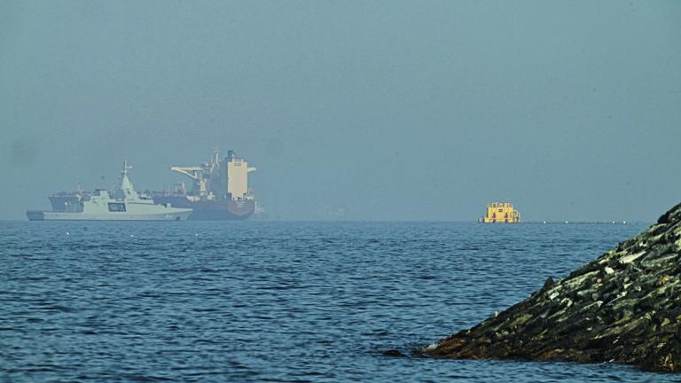 Vereinigte Arabische Emirate, Chaur Fakkan: Ein emiratisches Patrouillenboot (l) in der Nähe eines Tankers, der im Golf von Oman nahe der Straße von Hormus vor Anker liegt