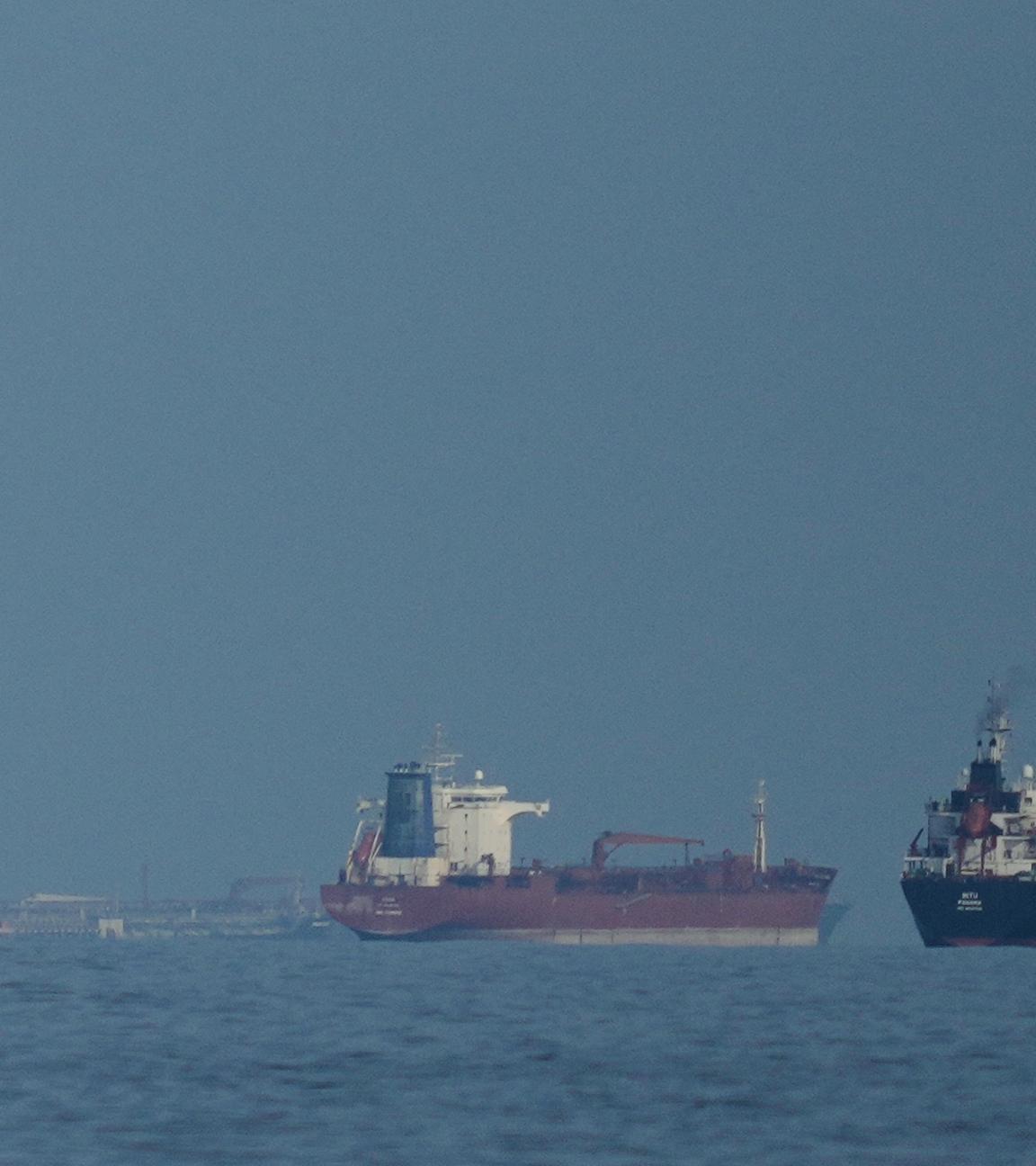 Symbolbild: Öltanker und Frachtschiffe reihen sich in der Straße von Hormus auf, gesehen von Khor Fakkan, Vereinigte Arabische Emirate.