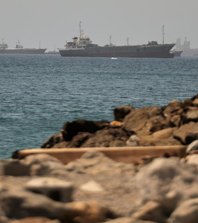 Im Golf von Oman, entlang der Schifffahrtsrouten zwischen der Straße von Hormus und dem Arabischen Meer Tanker und Frachtschiffe zu sehen. Archivbild