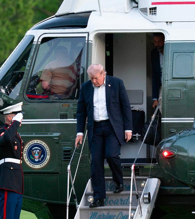 Donald Trump steigt aus einem Helikopter.