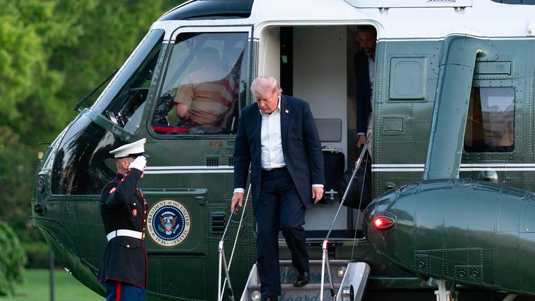 Donald Trump steigt aus einem Helikopter.