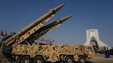 Iran, Teheran: Die im Iran hergestellten Raketen "Zolfaghar" (oben) und "Zolfaghar Bassir" werden von den Streitkräften in einer temporären Ausstellung vor dem Azadi-Turm (Freiheitsturm) präsentiert.