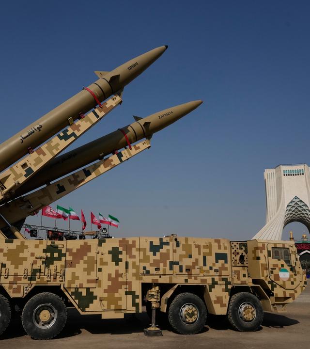 Iran, Teheran: Die im Iran hergestellten Raketen "Zolfaghar" (oben) und "Zolfaghar Bassir" werden von den Streitkräften in einer temporären Ausstellung vor dem Azadi-Turm (Freiheitsturm) präsentiert.