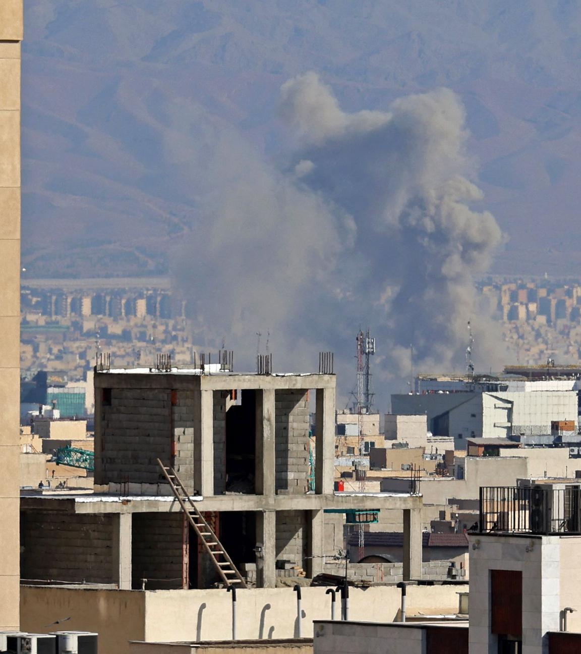 Am 6. März 2026 steigt Rauch über dem Ort von Luftangriffen in einem zentralen Bereich der iranischen Hauptstadt Teheran auf.