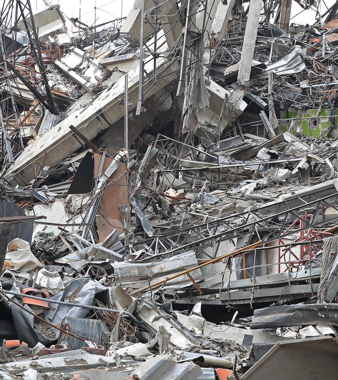 Die Halle im Azadi-Sportkomplex in der iranischen Hauptstadt liegt in Trümmern, nachdem eine Reihe von Angriffen der USA und Israels die Anlage zerstört hat
