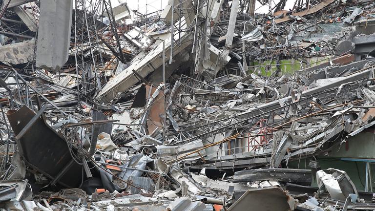 Die Halle im Azadi-Sportkomplex in der iranischen Hauptstadt liegt in Trümmern, nachdem eine Reihe von Angriffen der USA und Israels die Anlage zerstört hat
