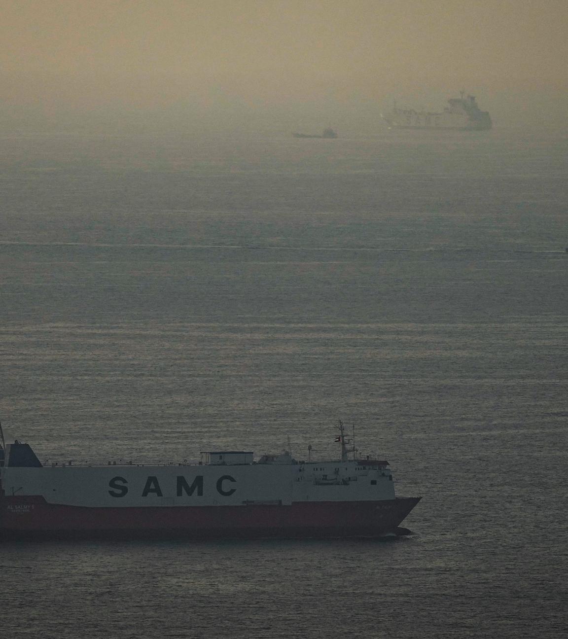 Frachtschiffe fahren im Arabischen Golf in Richtung Straße von Hormus. 