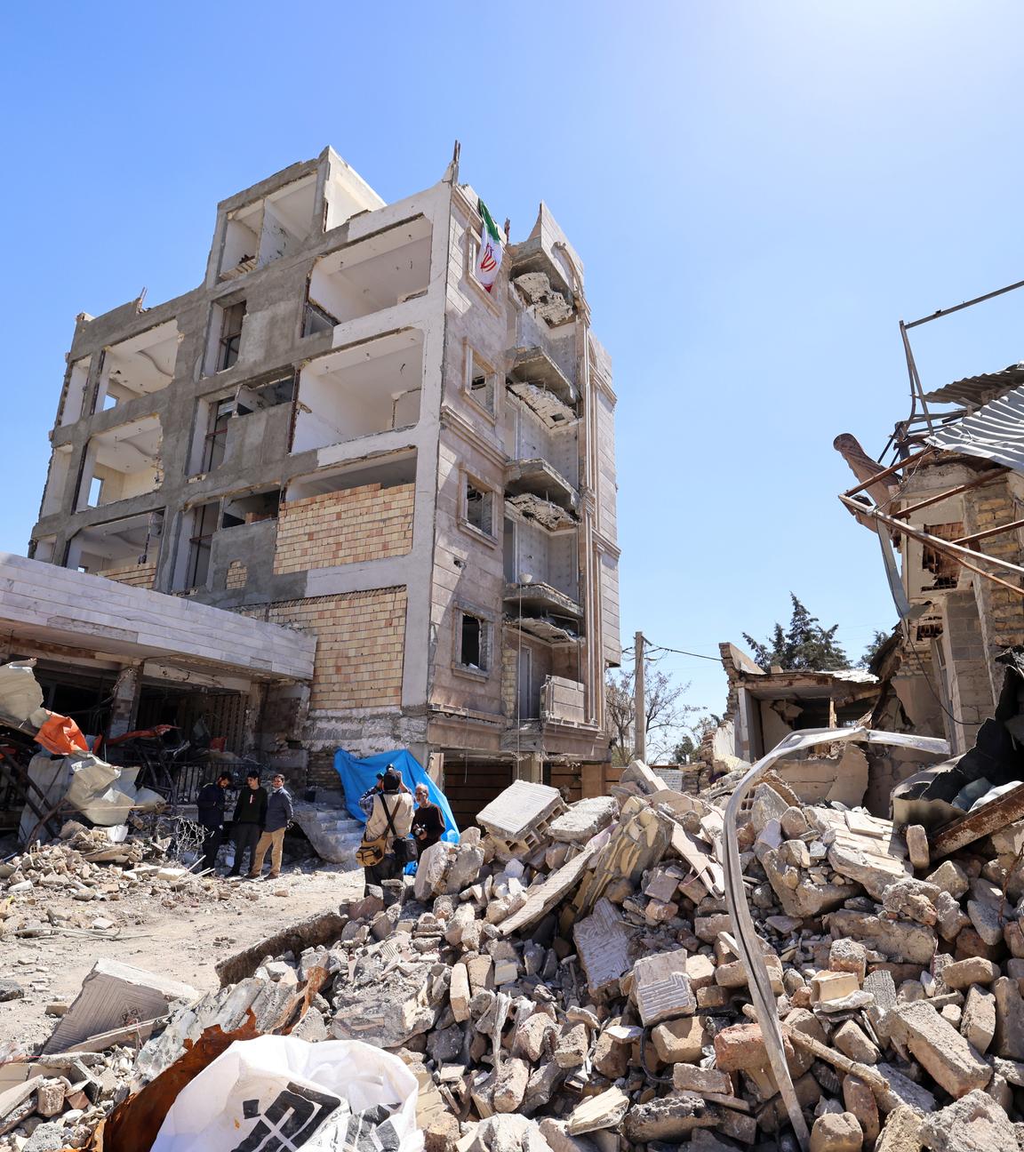 Iran: Ein durch Luftangriffe zerstörtes Wohnhaus, umgeben von Trümmern.