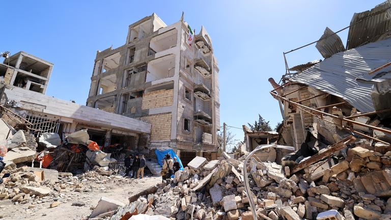 Iran: Ein durch Luftangriffe zerstörtes Wohnhaus, umgeben von Trümmern.