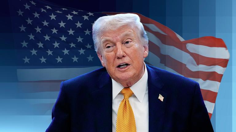 US_Präsident Trump vor einer Flagge der USA