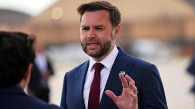 USA: Maryland: US-Vize-Präsident JD Vance spricht mit Reportern am Flughafen.