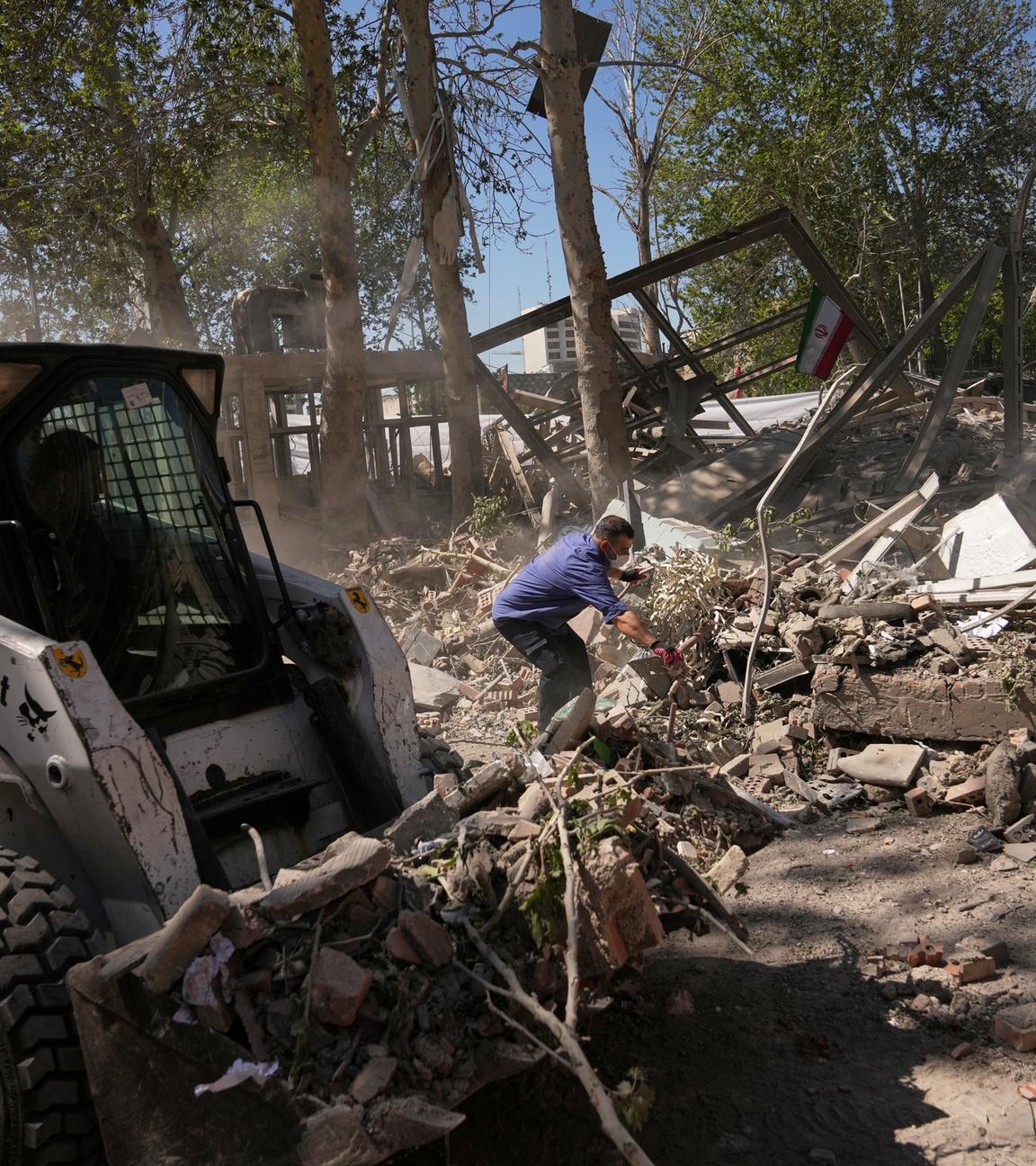 Iran: Teheran: Nach Luftangriffen ist ein Haus in teheran zerstört. 