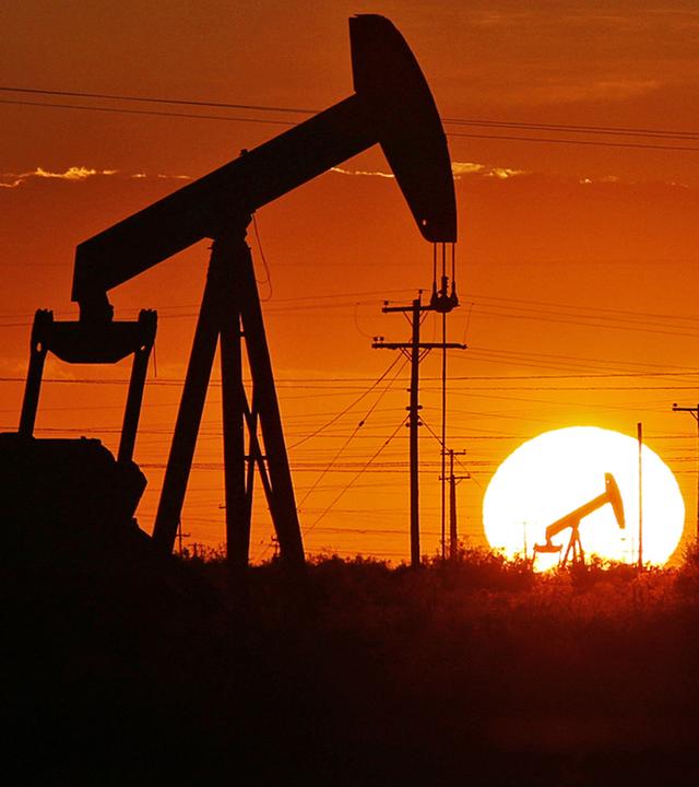 Eine Ölpumpe vor dem Sonnenuntergang.