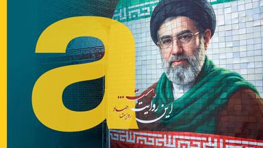 Frauen gehen in Teheran an einem Plakat vorbei, auf dem der oberste Führer des Iran, Ayatollah Mojtaba Khamenei, abgebildet ist