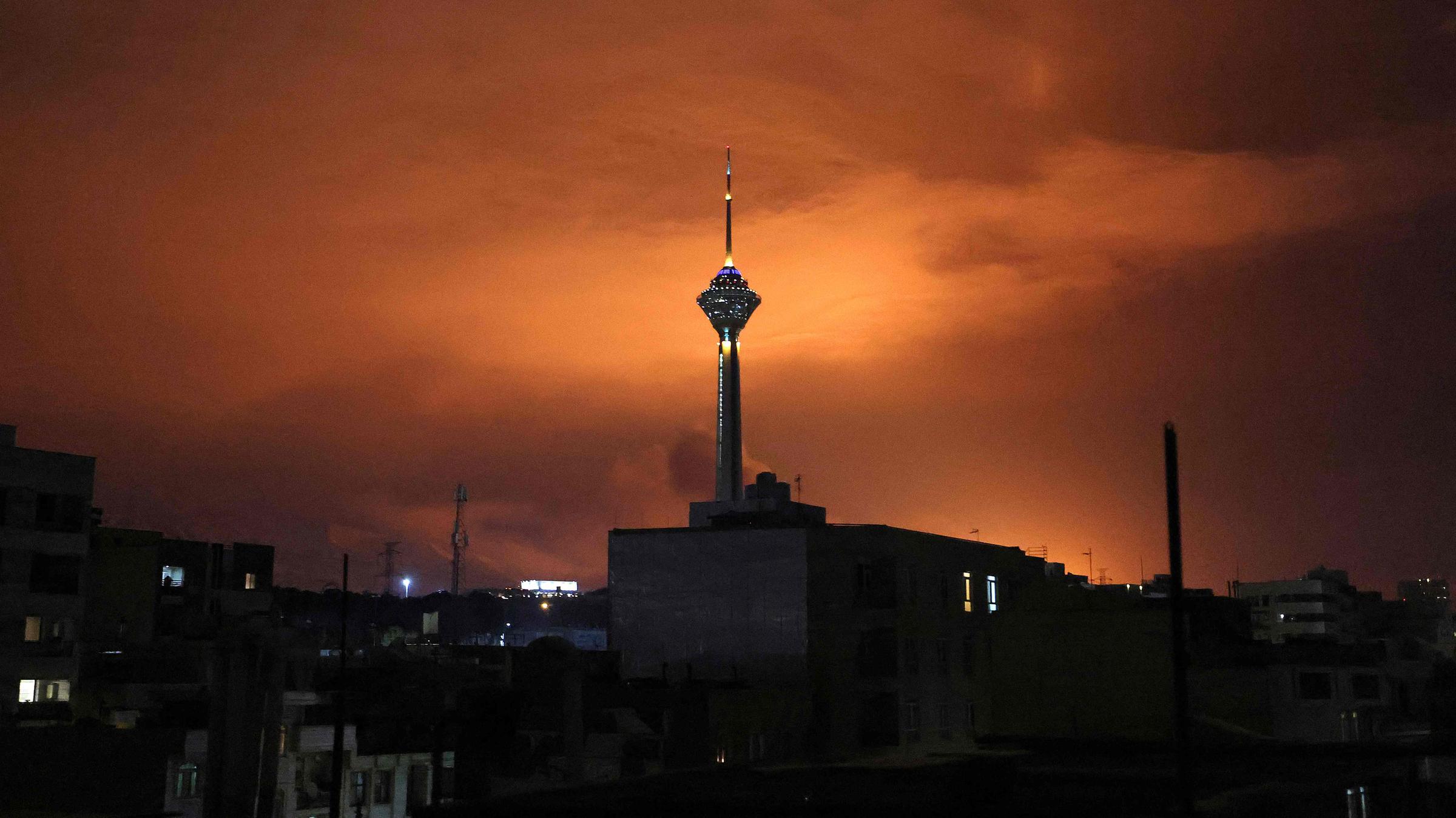 Der Milad-Turm (Geburtsturm), mit 435 Metern der höchste Turm im Iran, ist vor einem erleuchteten Himmel nach Luftangriffen in Teheran am 7. März 2026 abgebildet.