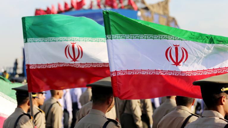 Soldaten der Armee der Islamischen Republik Iran schwenken iranische Flaggen