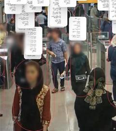 Eine Überwachungssoftware am Drehkreuz einer Metro-Station erfasst die Gesichter von Menschen.