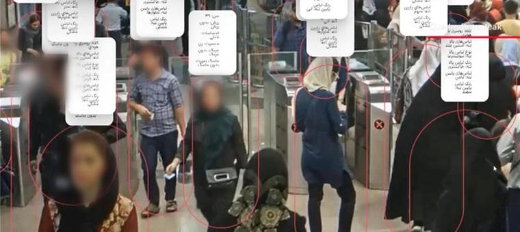 Eine Überwachungssoftware am Drehkreuz einer Metro-Station erfasst die Gesichter von Menschen.