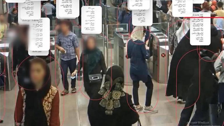 Eine Überwachungssoftware am Drehkreuz einer Metro-Station erfasst die Gesichter von Menschen.
