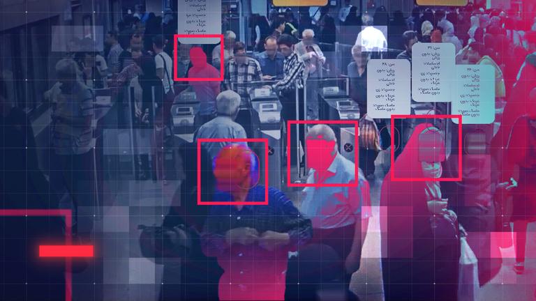 Eine Überwachungssoftware am Drehkreuz einer Metro-Station erfasst die Gesichter von Menschen.