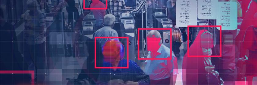 Eine Überwachungssoftware am Drehkreuz einer Metro-Station erfasst die Gesichter von Menschen.