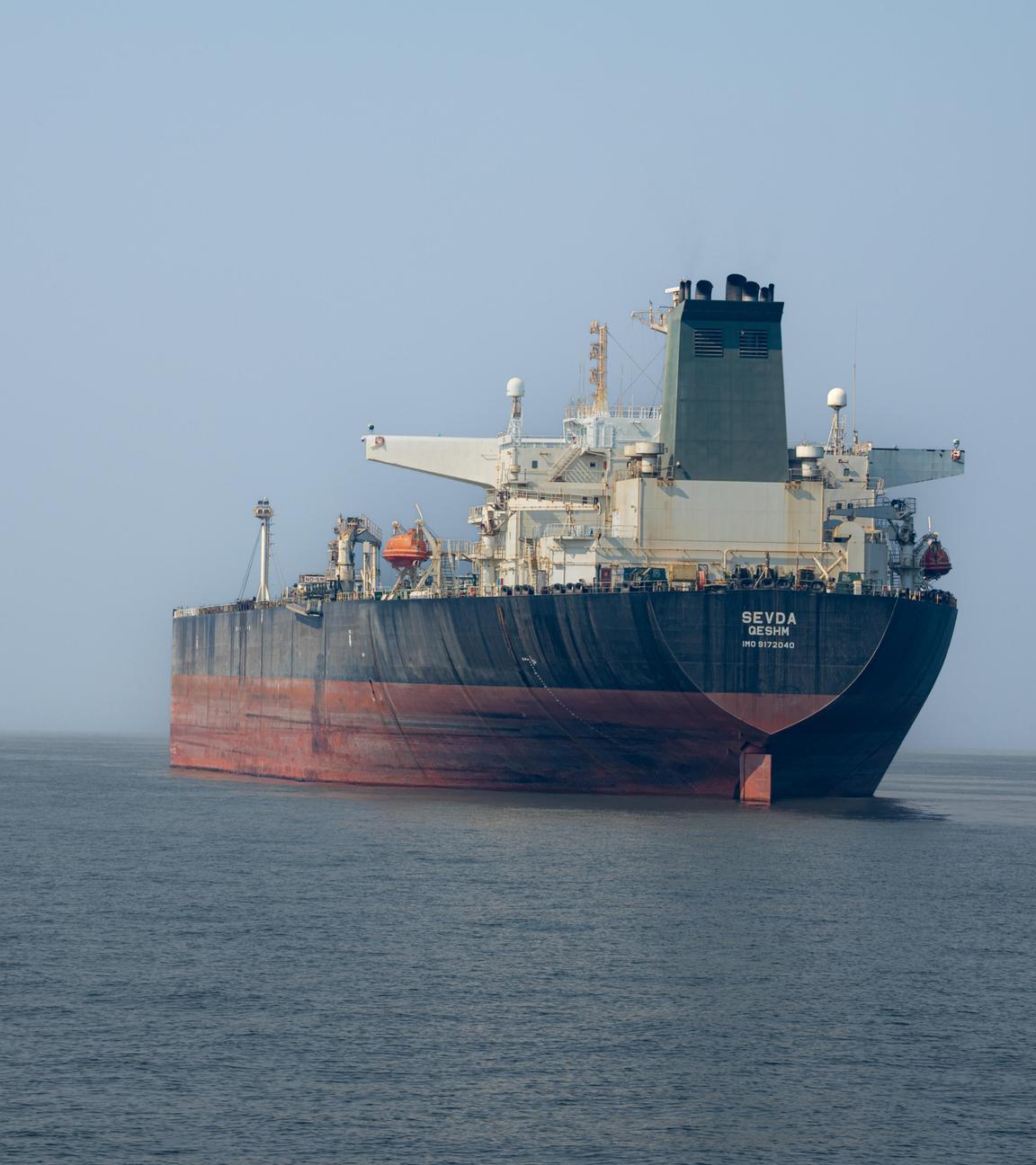 Der iranische Öltanker "Sevda" fährt auf dem Meer nahe des Hafens von Asaluyah.