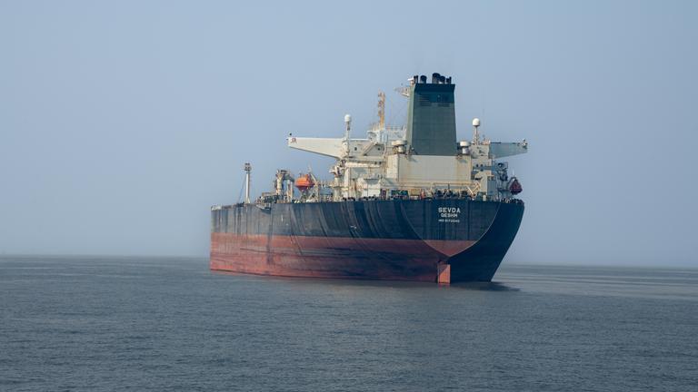 Der iranische Öltanker "Sevda" fährt auf dem Meer nahe des Hafens von Asaluyah.