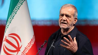 Irans Präsident Peseschkian während einer Rede.