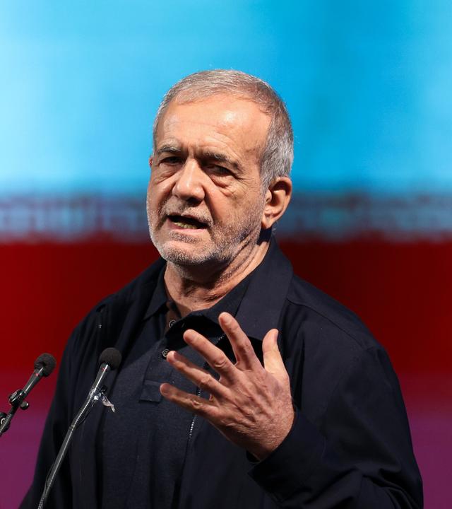 Irans Präsident Peseschkian während einer Rede.