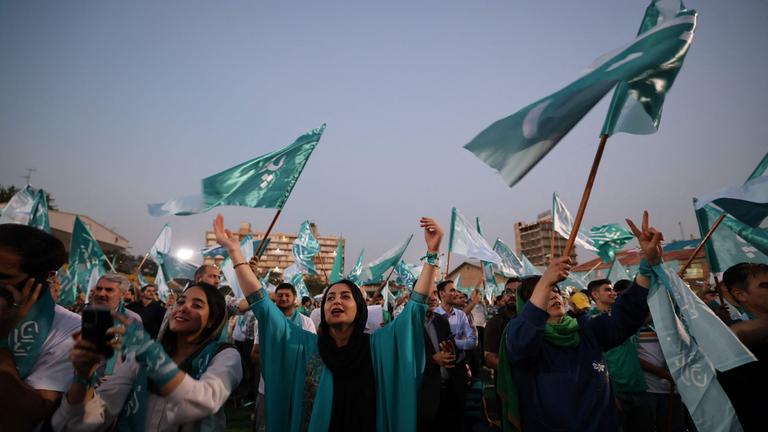 Frauen jubeln auf einer Wahlkampfveranstaltung des Kandidaten Masoud Pezeshkian.