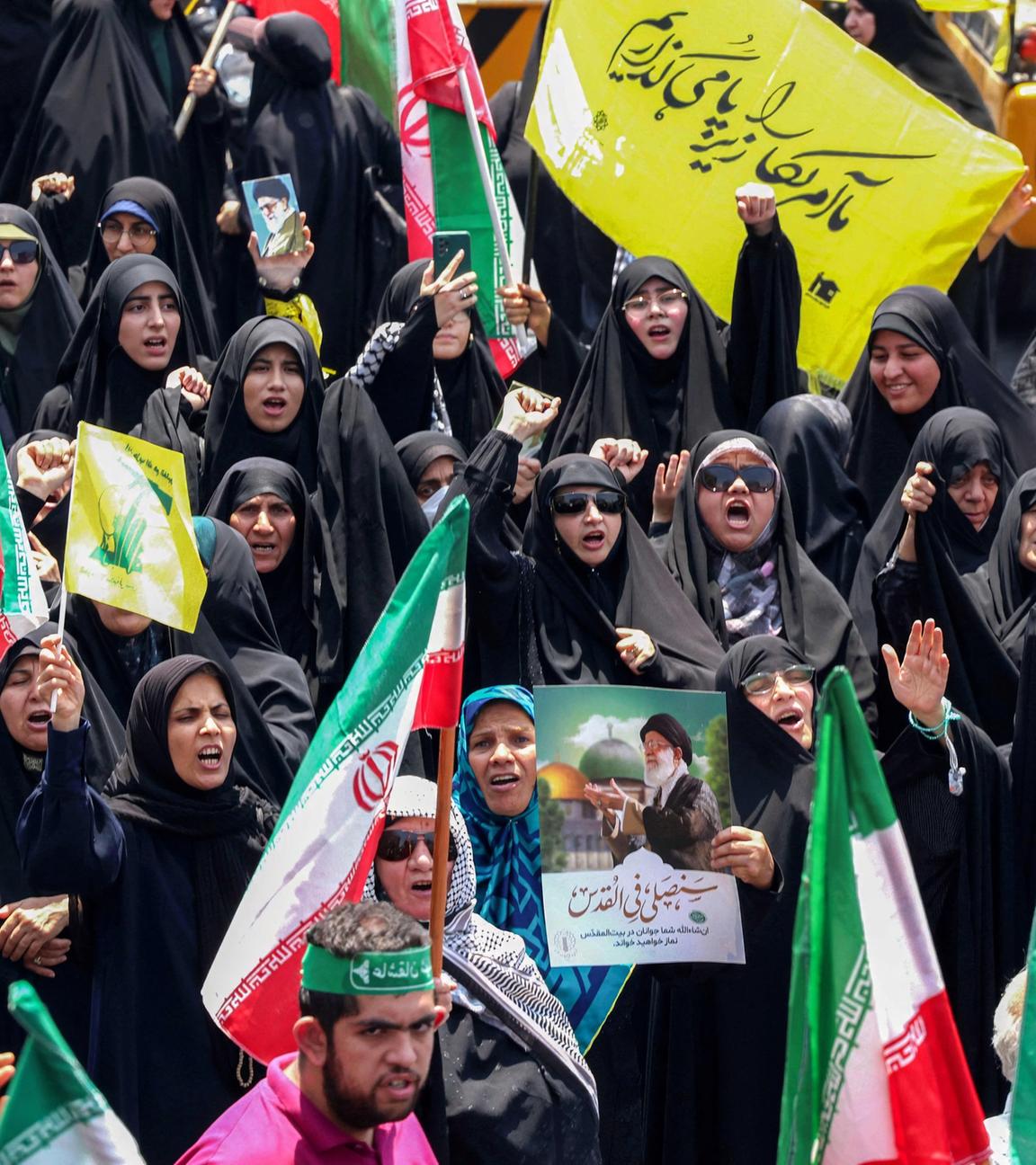 Frauen demonstrieren mit iranischen Flaggen
