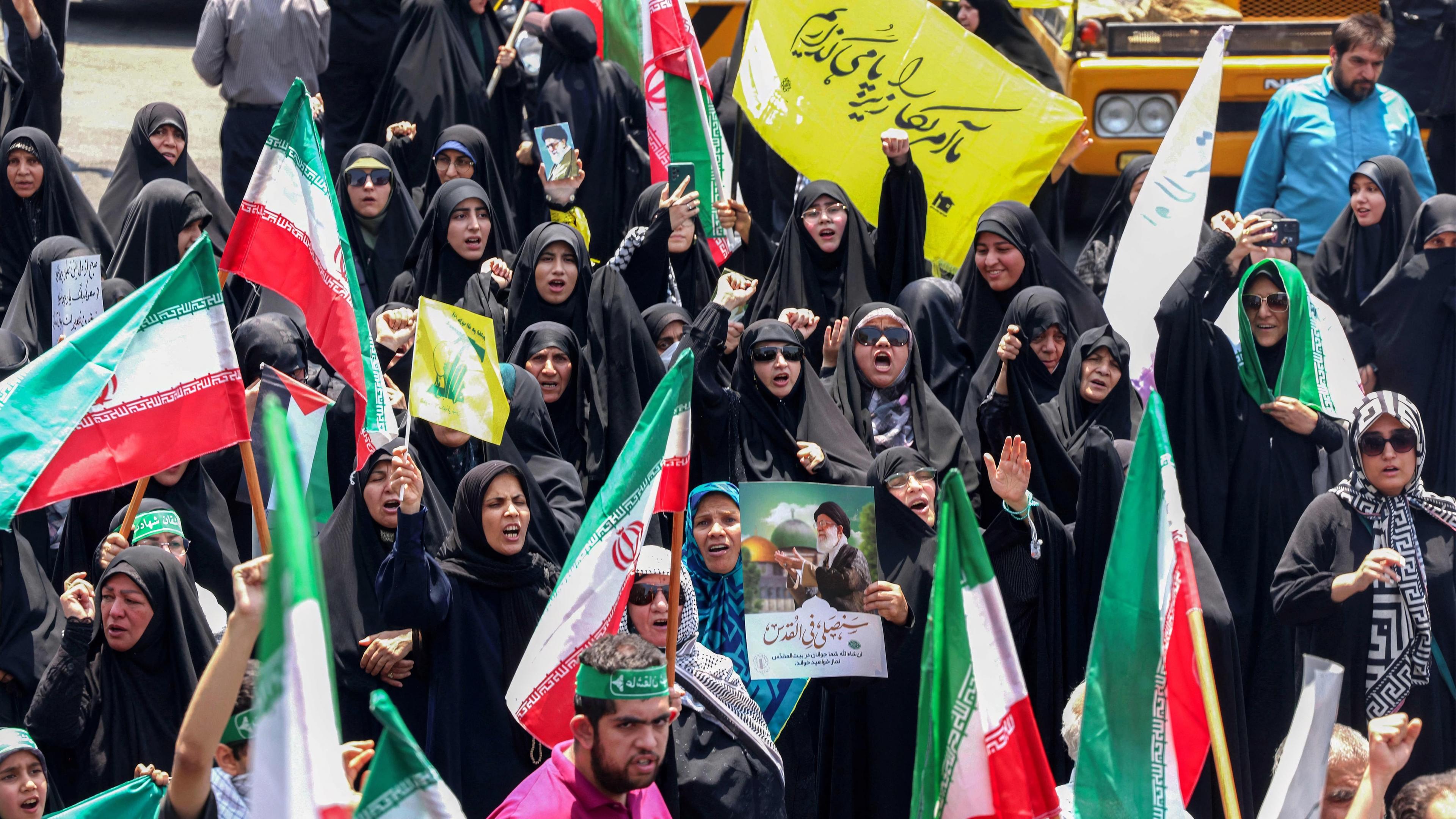Frauen demonstrieren mit iranischen Flaggen