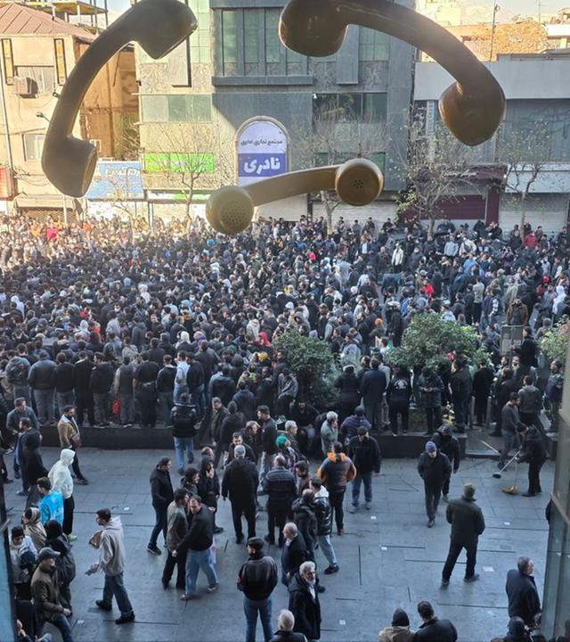  Demonstranten demonstrieren gegen die schlechten wirtschaftlichen Bedingungen in Teheran.