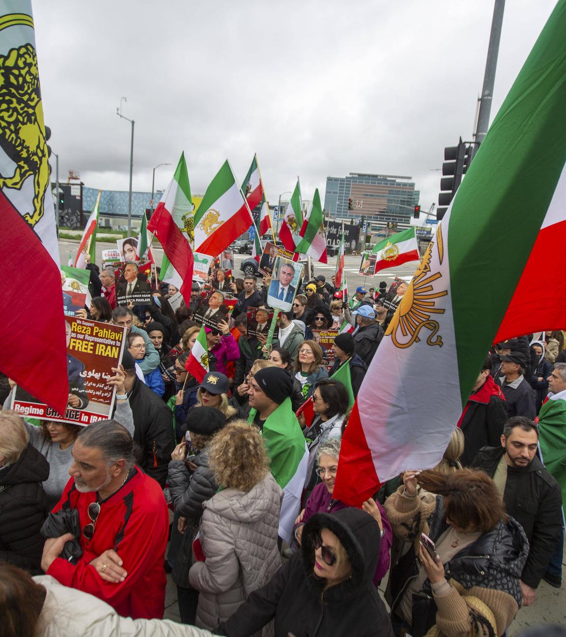 Aktivisten gehen auf die Straße und demonstrieren gegen die Regierung