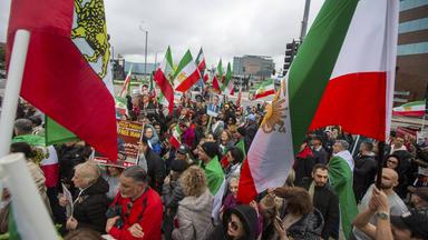 Aktivisten gehen auf die Straße und demonstrieren gegen die Regierung