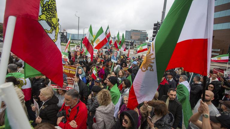 Aktivisten gehen auf die Straße und demonstrieren gegen die Regierung