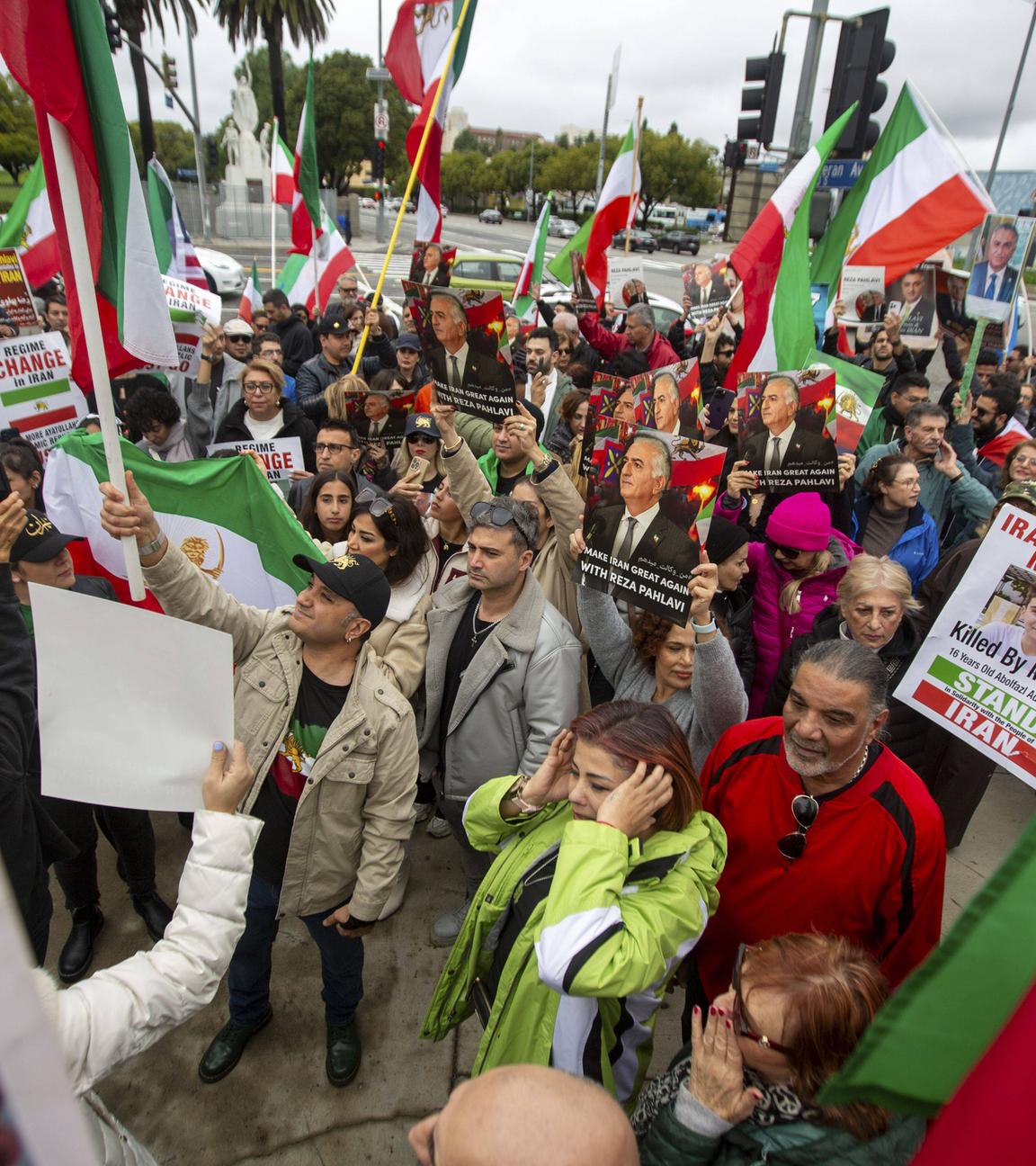 Menschen versammeln sich während eines Protests gegen das aktuelle iranische Regime