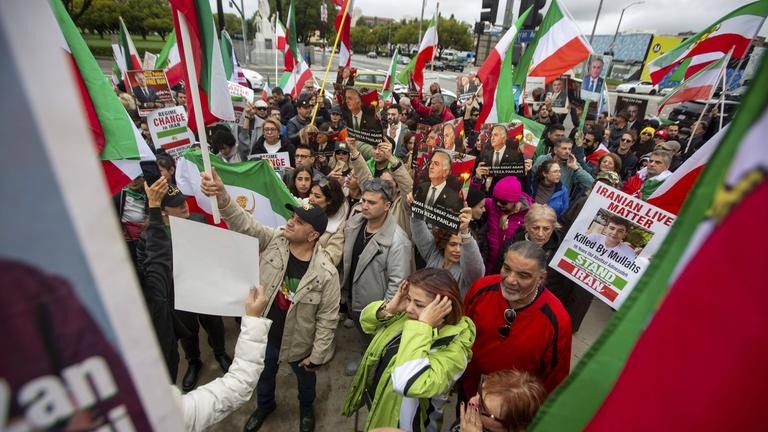 Menschen versammeln sich während eines Protests gegen das aktuelle iranische Regime