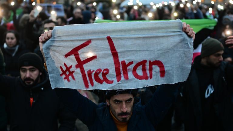 Berlin: #FreeIran steht während einer Demonstration zur Unterstützung der landesweiten Massenproteste gegen die Regierung im Iran auf dem Pariser Platz auf einem Schild.