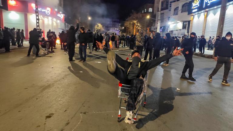 Iraner versammeln sich während einer Protestaktion in Kermanshah, Iran