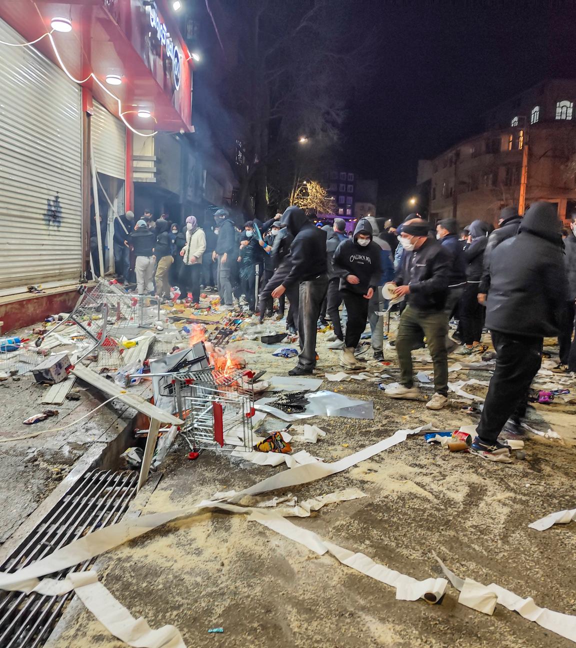 Iraner versammeln sich und blockieren eine Straße während eines Protests in Kermanshah, Iran, am 08.01.2026.