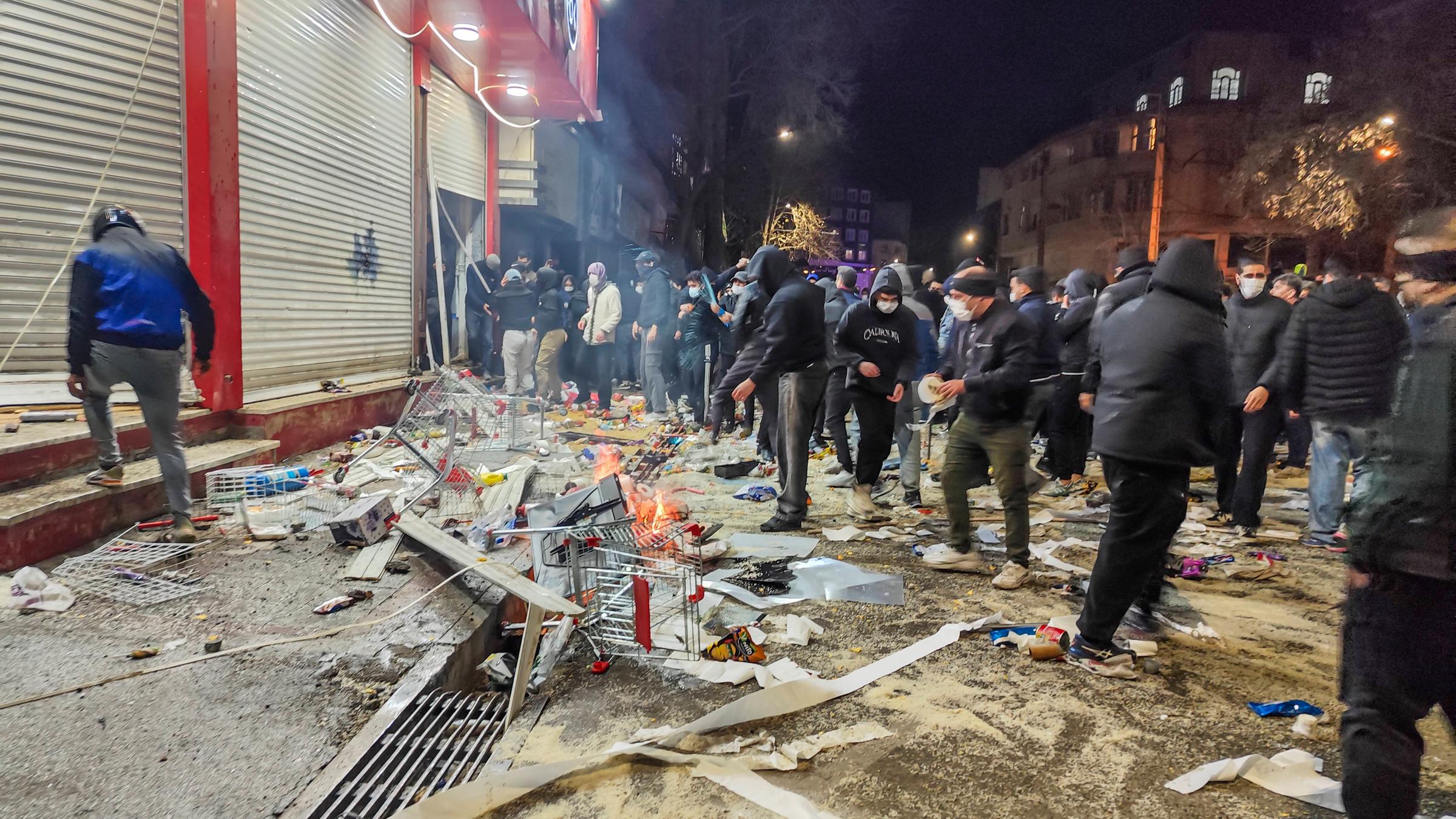 Iraner versammeln sich und blockieren eine Straße während eines Protests in Kermanshah, Iran, am 08.01.2026.