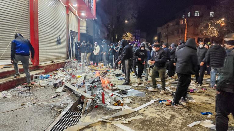 Iraner versammeln sich und blockieren eine Straße während eines Protests in Kermanshah, Iran, am 08.01.2026.