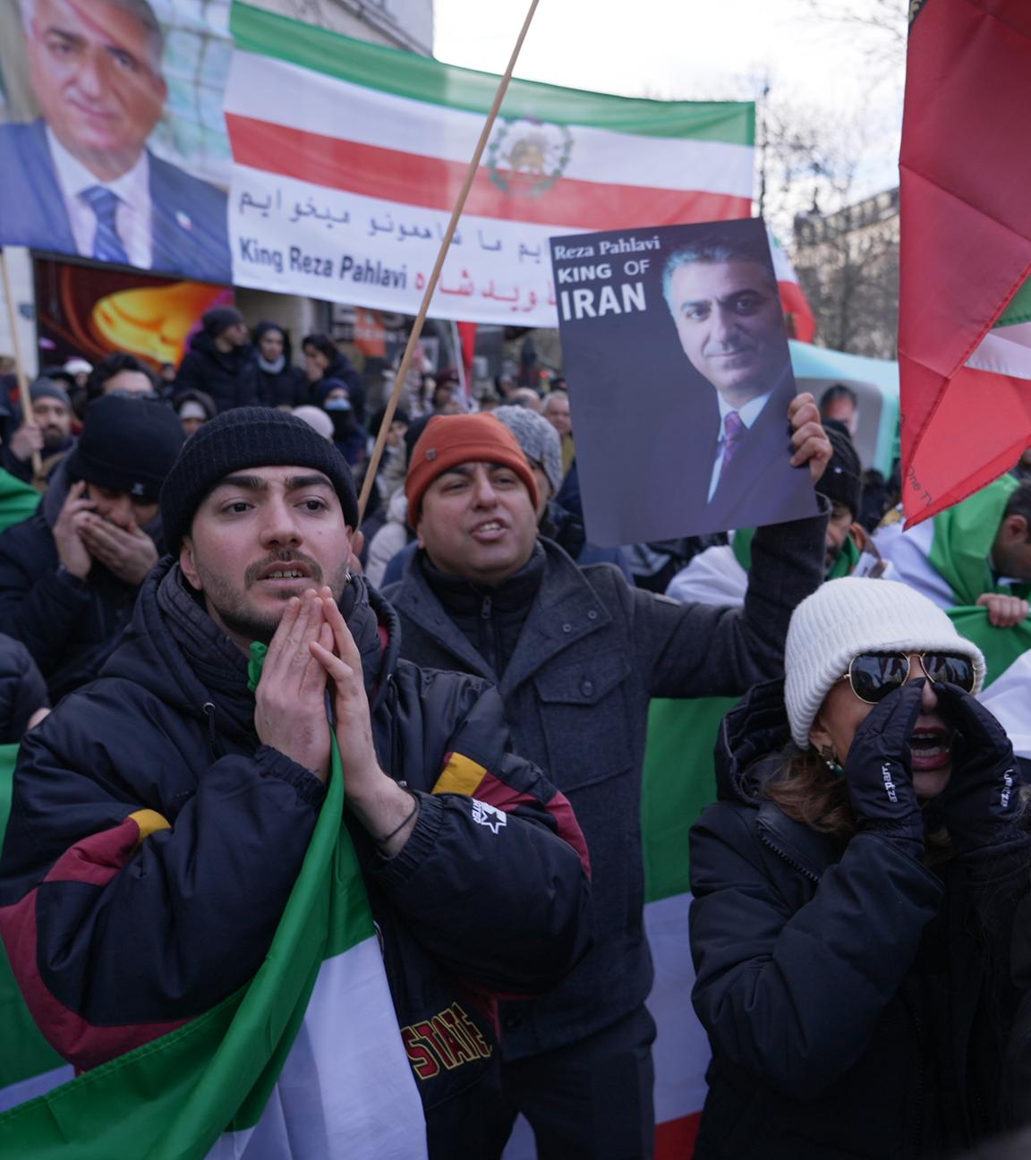 Exil-Iraner demonstrieren auf dem Kurfürstendamm ihre Solidarität mit den Protesten im Iran 