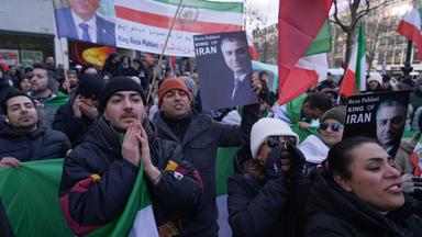 Exil-Iraner demonstrieren auf dem Kurfürstendamm ihre Solidarität mit den Protesten im Iran 