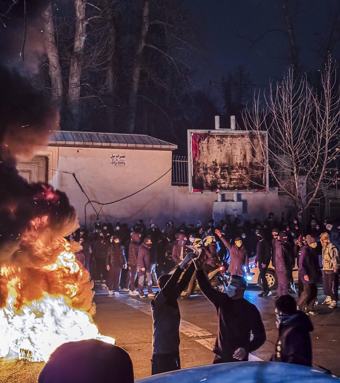 Iraner versammeln sich, während sie während eines Protests in Teheran
