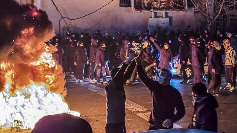 Iraner versammeln sich, während sie während eines Protests in Teheran