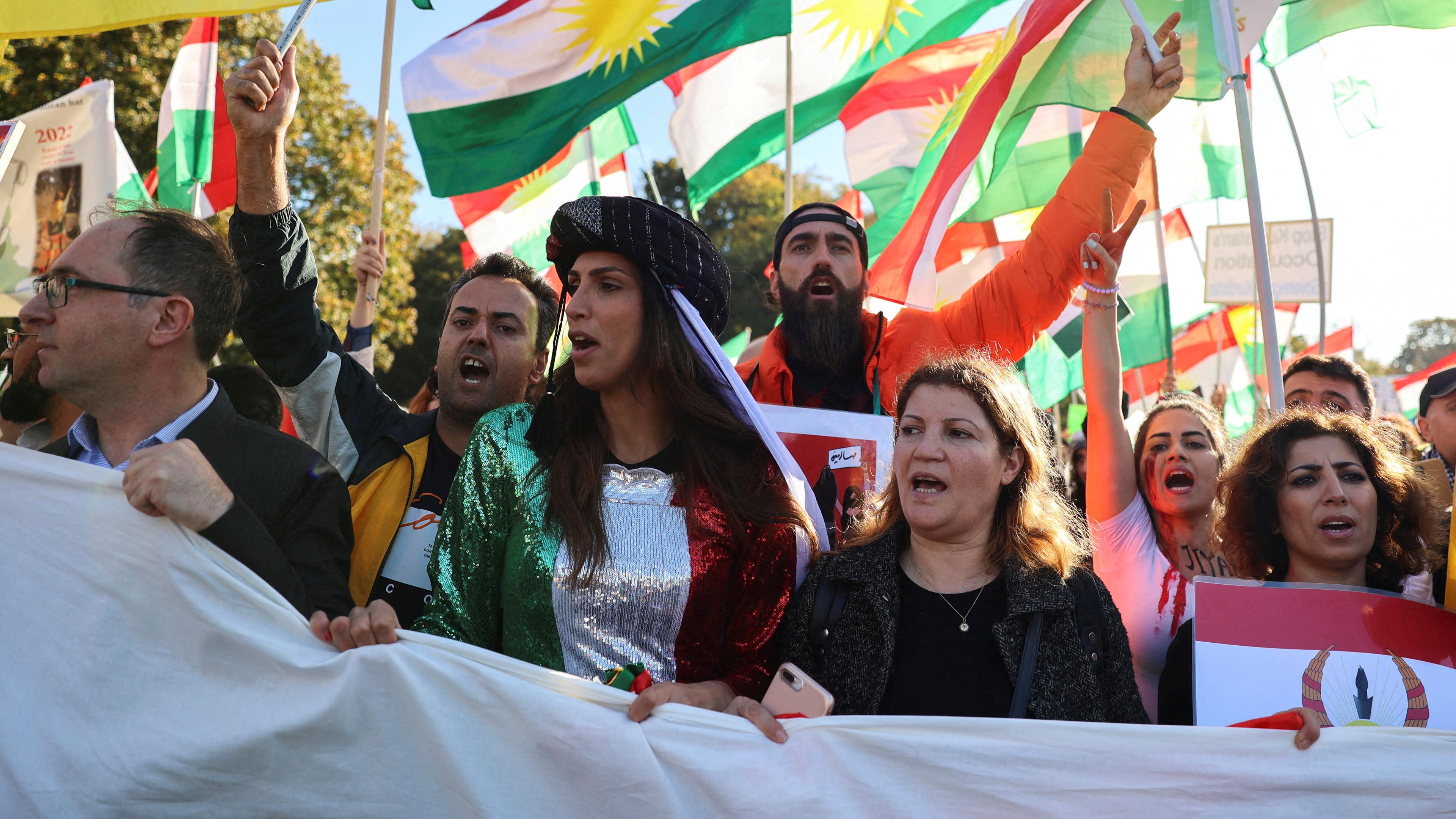 Menschen mit Plakaten auf einer Demonstration nach dem Tod von Jina Mahsa Amini im Iran; Berlin; 14.11.2022