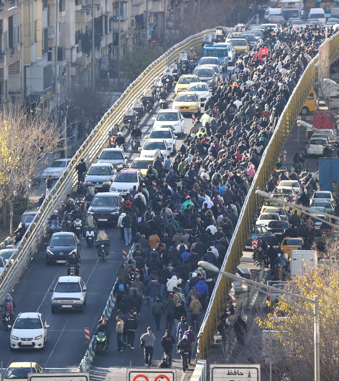 Demonstranten marschieren in der Innenstadt von Teheran bei einem Protest gegen die schlechten wirtschaftlichen Bedingungen am 29.12.2025.